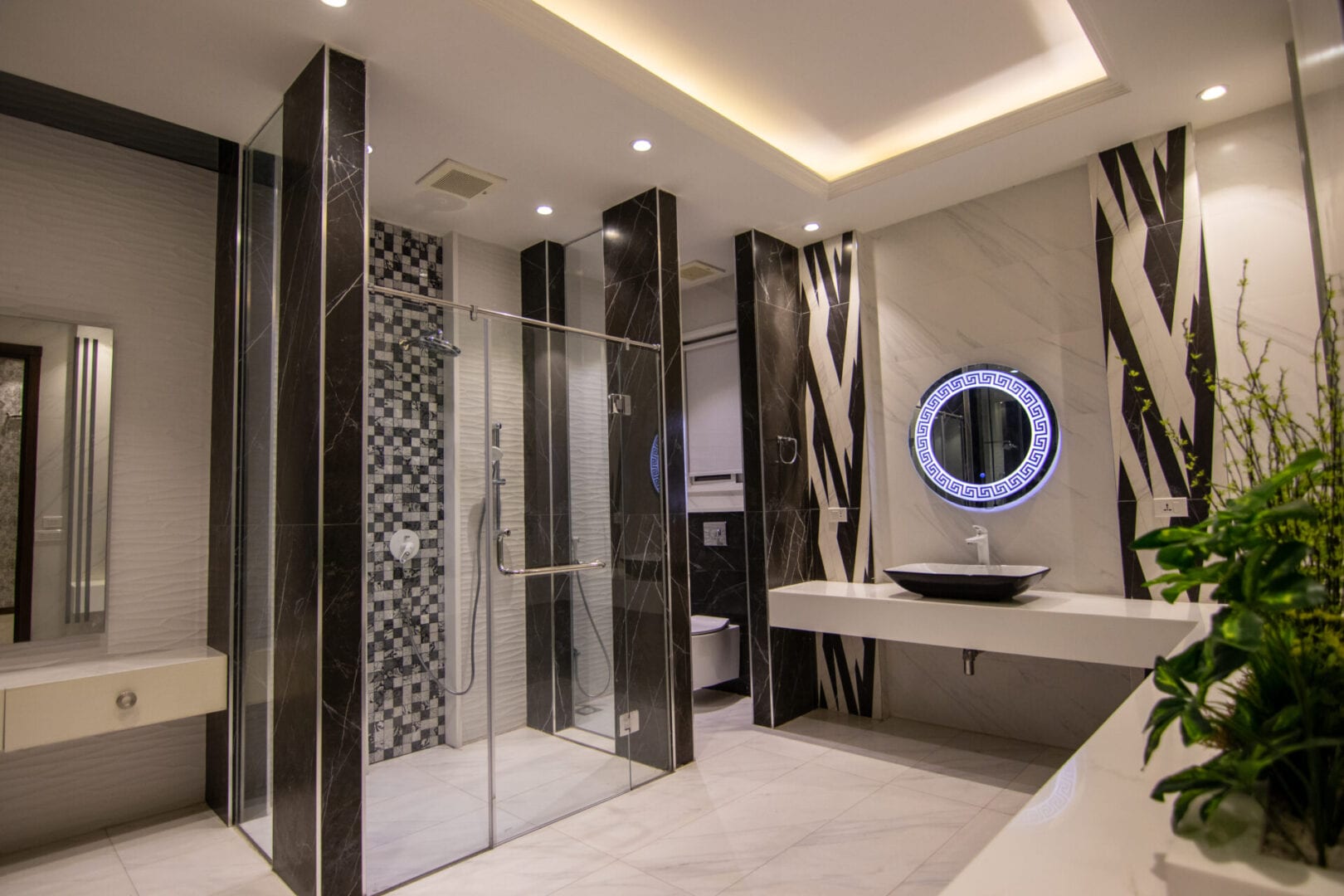 מקלחון זכוכית מעוצב, מראה וחדר אמבטיה מדהים