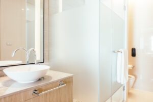 חדר רחצה עם מקלחון זכוכית בעיצוב אישי