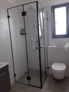 חדר רחצה עם מקלחון אקורדיון של טורס גלאס